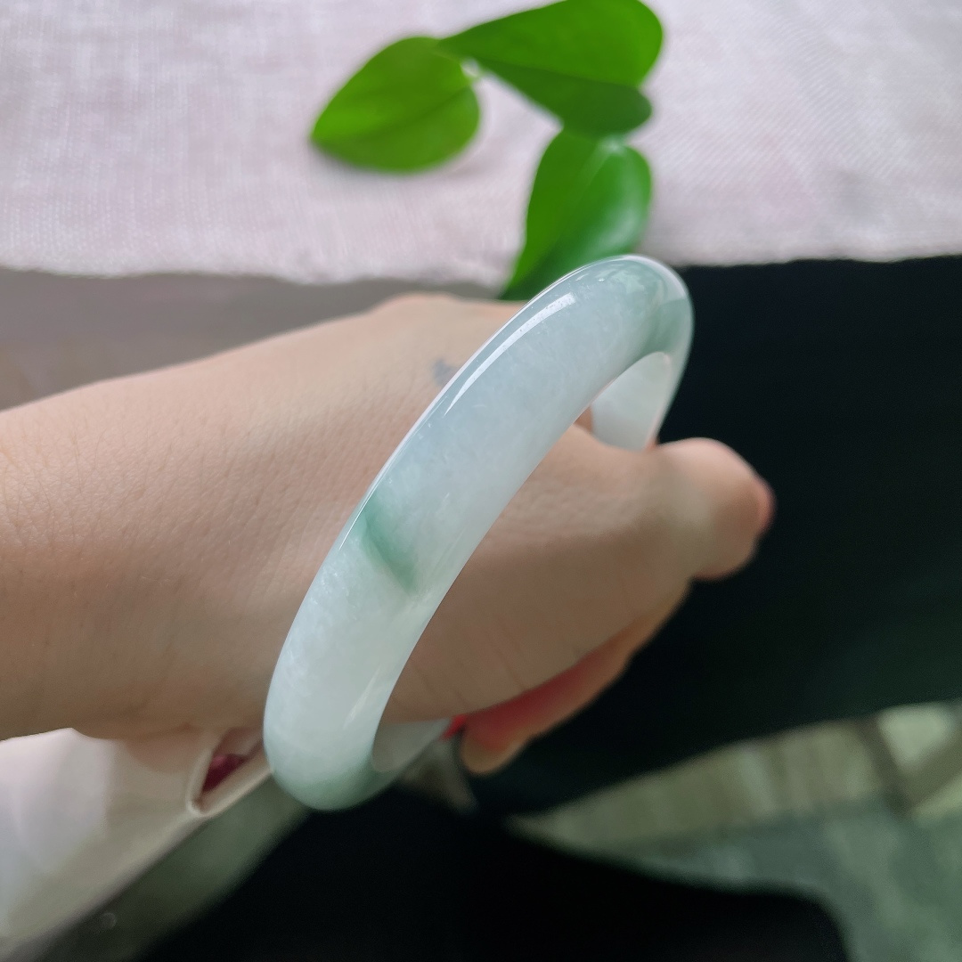 56/10.5/8.8，飘花正圈，皮纹，光线缓缓抚过镯面，深浅不一的飘花随之舒展，每一缕花色都是大自然落笔，ss57953a