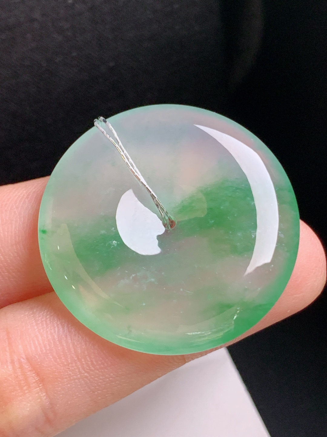 冰种飘花平安扣，冰润起胶，花色飘逸，平安顺遂