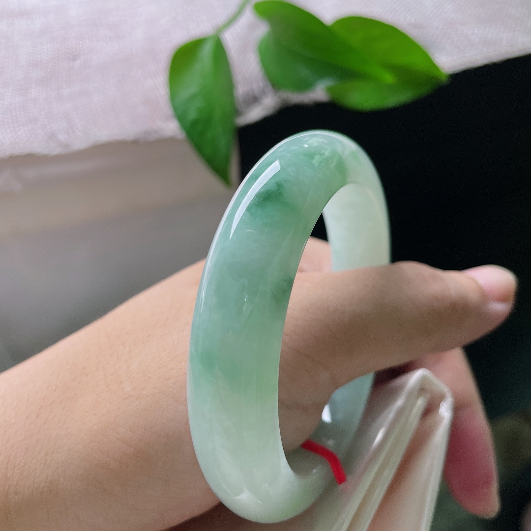飘花正圈，晶体纹，清润冰底之上晕染缕缕灵动飘绿，花色随性舒展，如同青山映于碧水，写意感十足。ss58034a