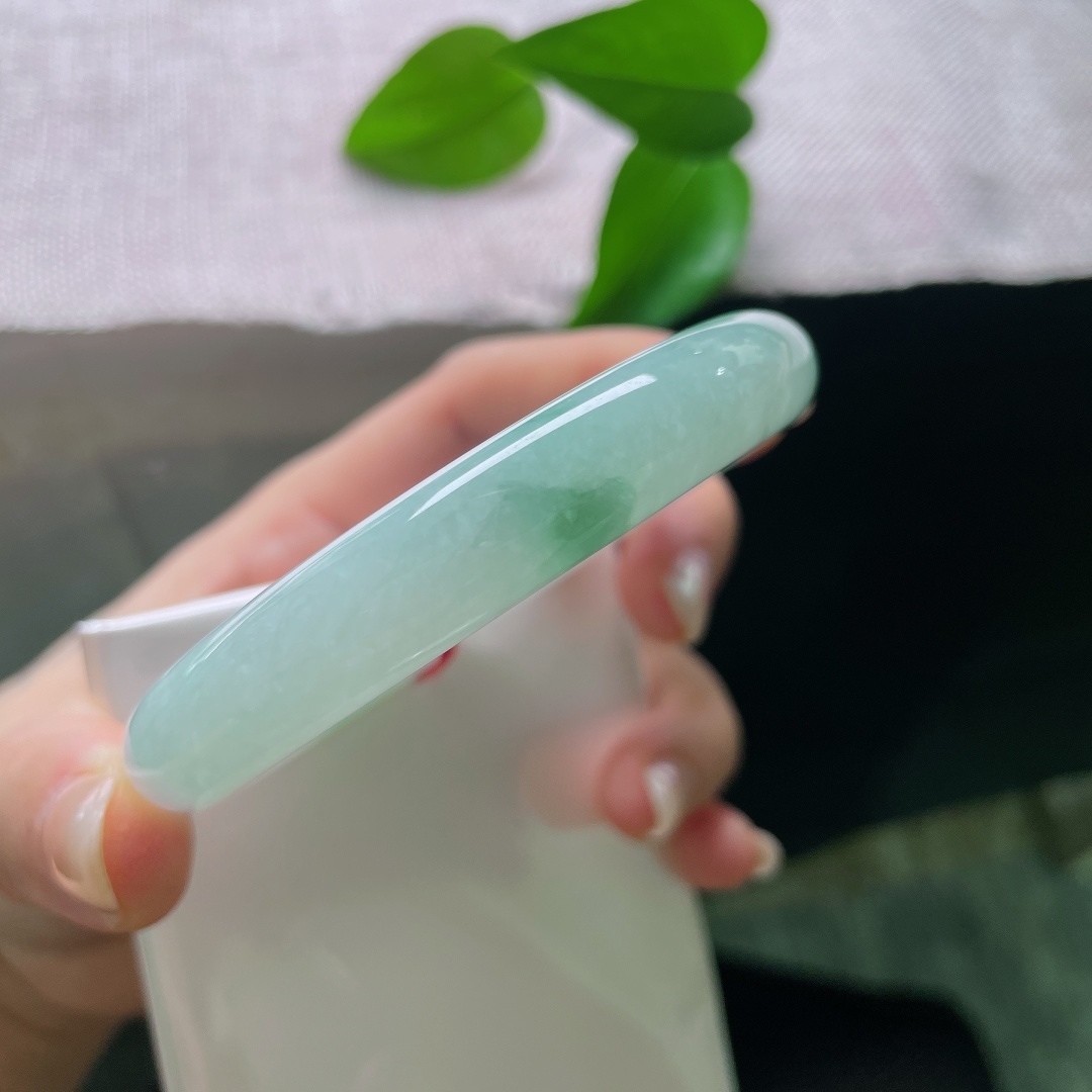 飘花圆条，一点皮纹，天然飘花是玉石写下的情话，每一缕花色都，也是世间无可复刻的风景。ss58036a