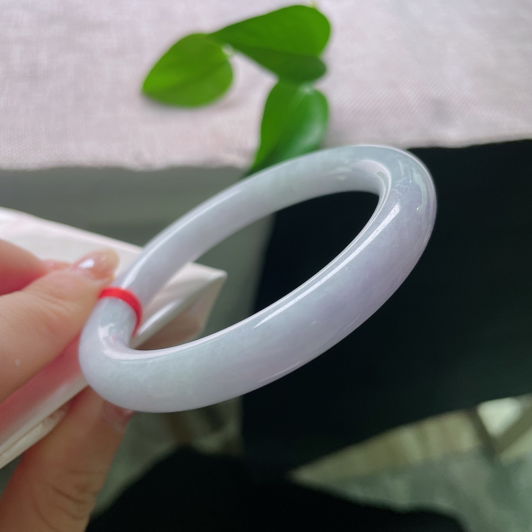 圆条，晶体，玉质细腻温润，镯身光泽柔和莹亮，种质扎实，圆条条杆圆润饱满，上手贴手温润。ss57945a