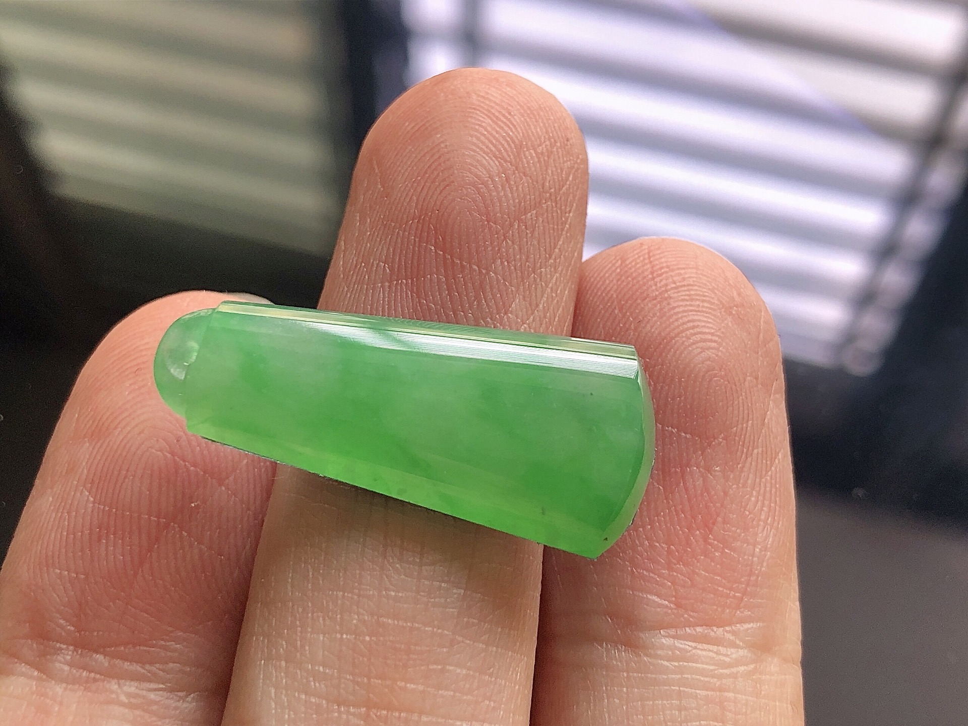 ️ 冰种阳绿无事牌，色泽艳阳，通透水润，玉质细腻，夺目迷人，镶嵌效果，品相，无裂，尺寸28.8*1