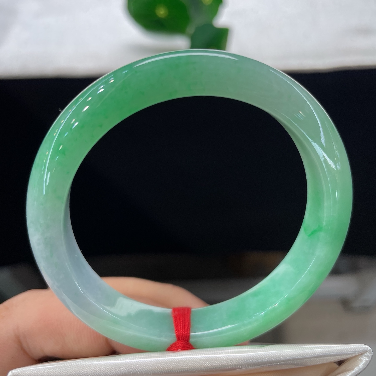 翡翠手镯 圈口53/10.6/7.8，甜果绿正圈，52/53可戴，翠色入腕，春意长存，一镯碧润，温婉一生，无裂