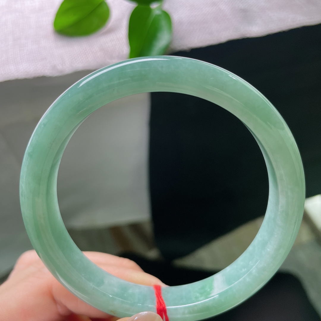 绿底正圈，晶体，大圈口，青调柔和衬肤色，不挑穿搭，日常通勤、新中式穿搭都能适配。ss57940a