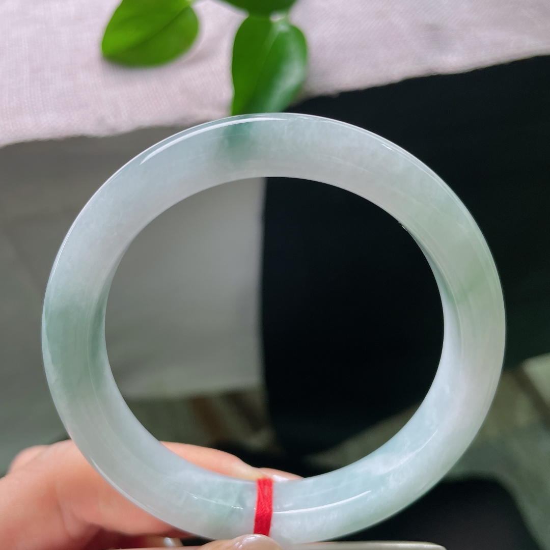 56/10.5/8.8，飘花正圈，皮纹，光线缓缓抚过镯面，深浅不一的飘花随之舒展，每一缕花色都是大自