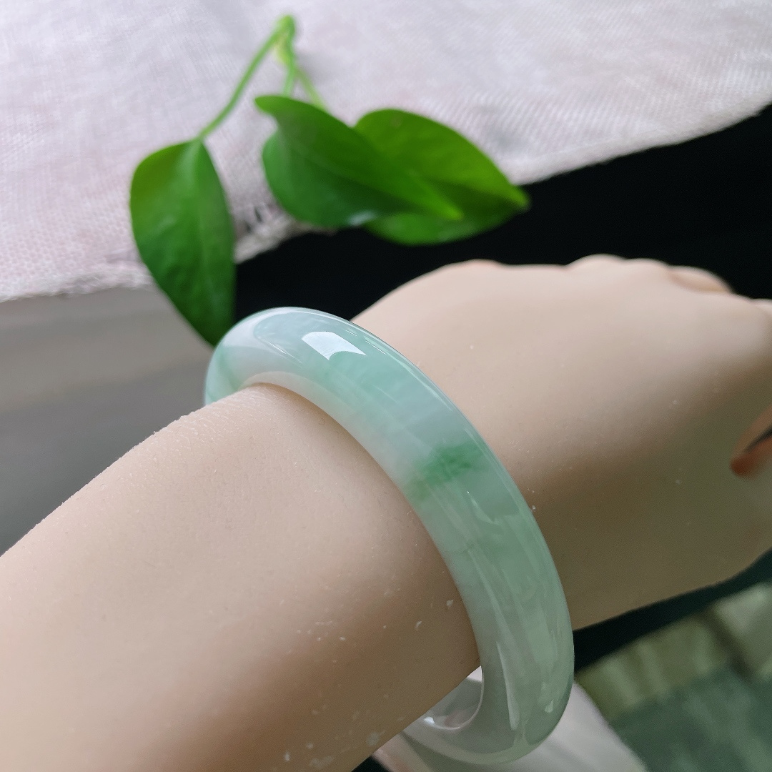 飘花正圈，皮纹，光线流转镯面，缕缕翠花跟着光影浮动，疏密有致，不浓不烈，上手雅致温柔，ss57956a