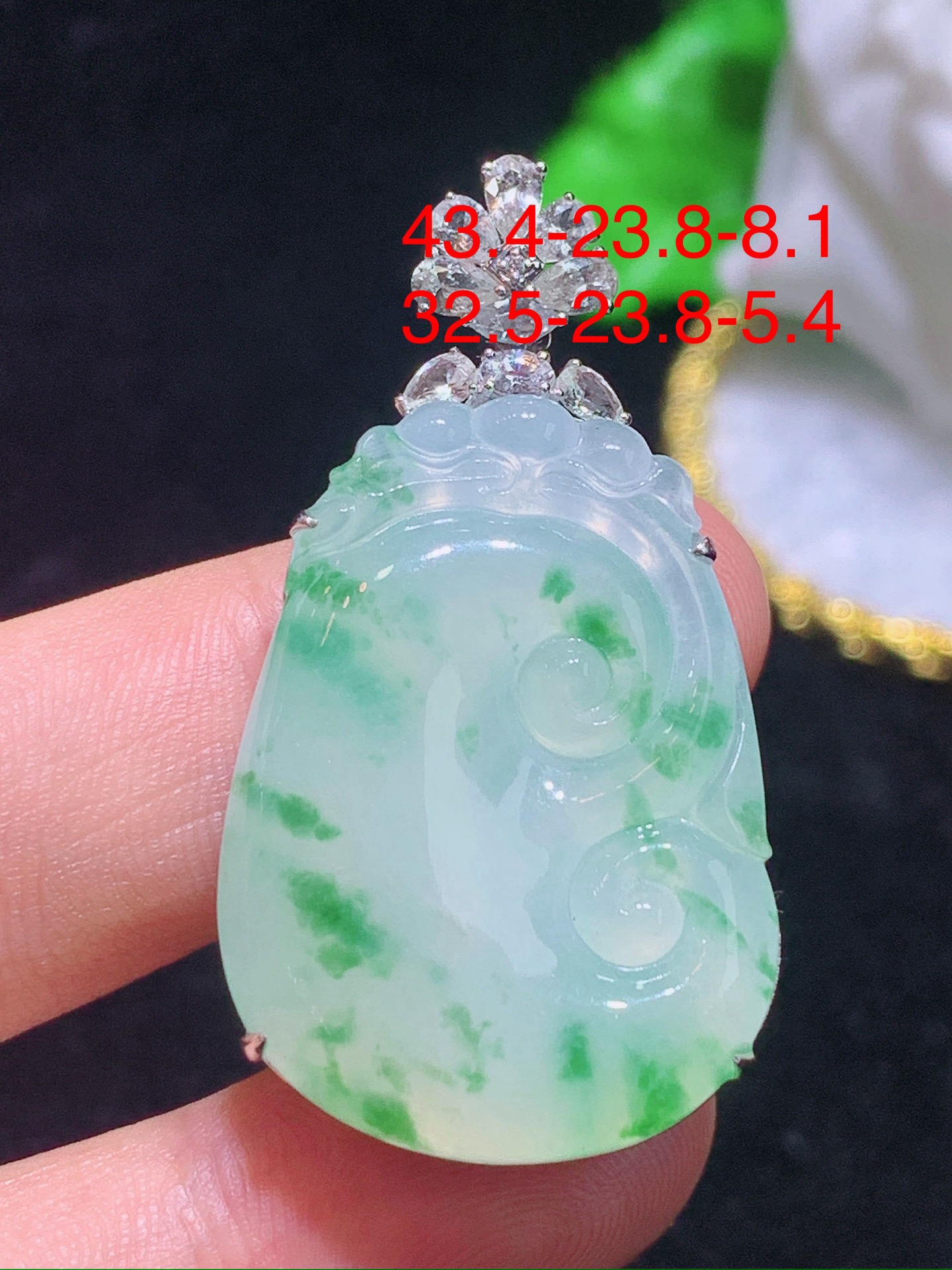 翡翠A货 飘绿如意吊坠，18k金镶嵌，冰润细腻，佩戴效果出众，43.4-23.8-8.1