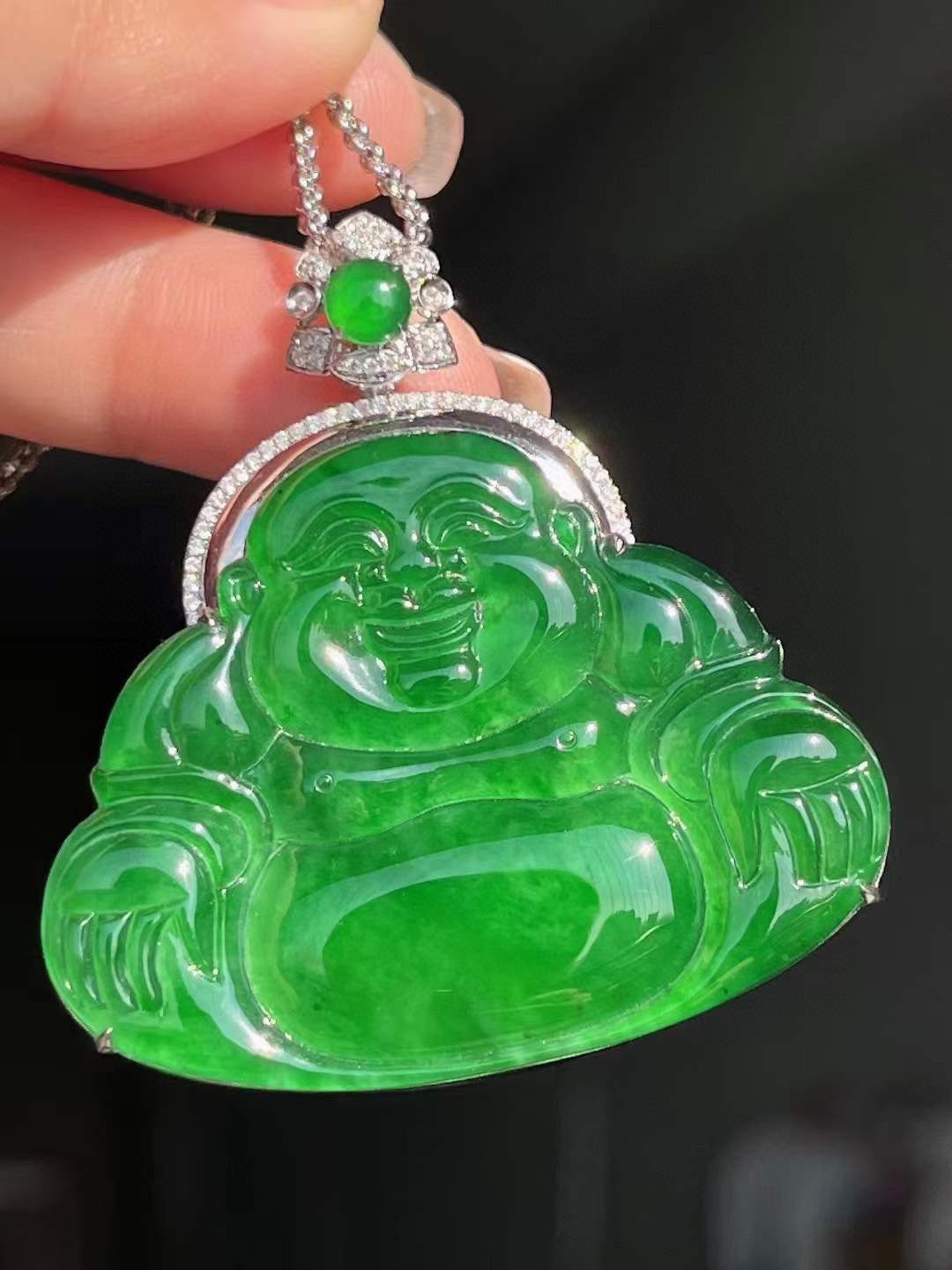 满色辣绿大弥勒佛吊坠，细腻水润，精工雕刻，品质杠杠滴，无裂