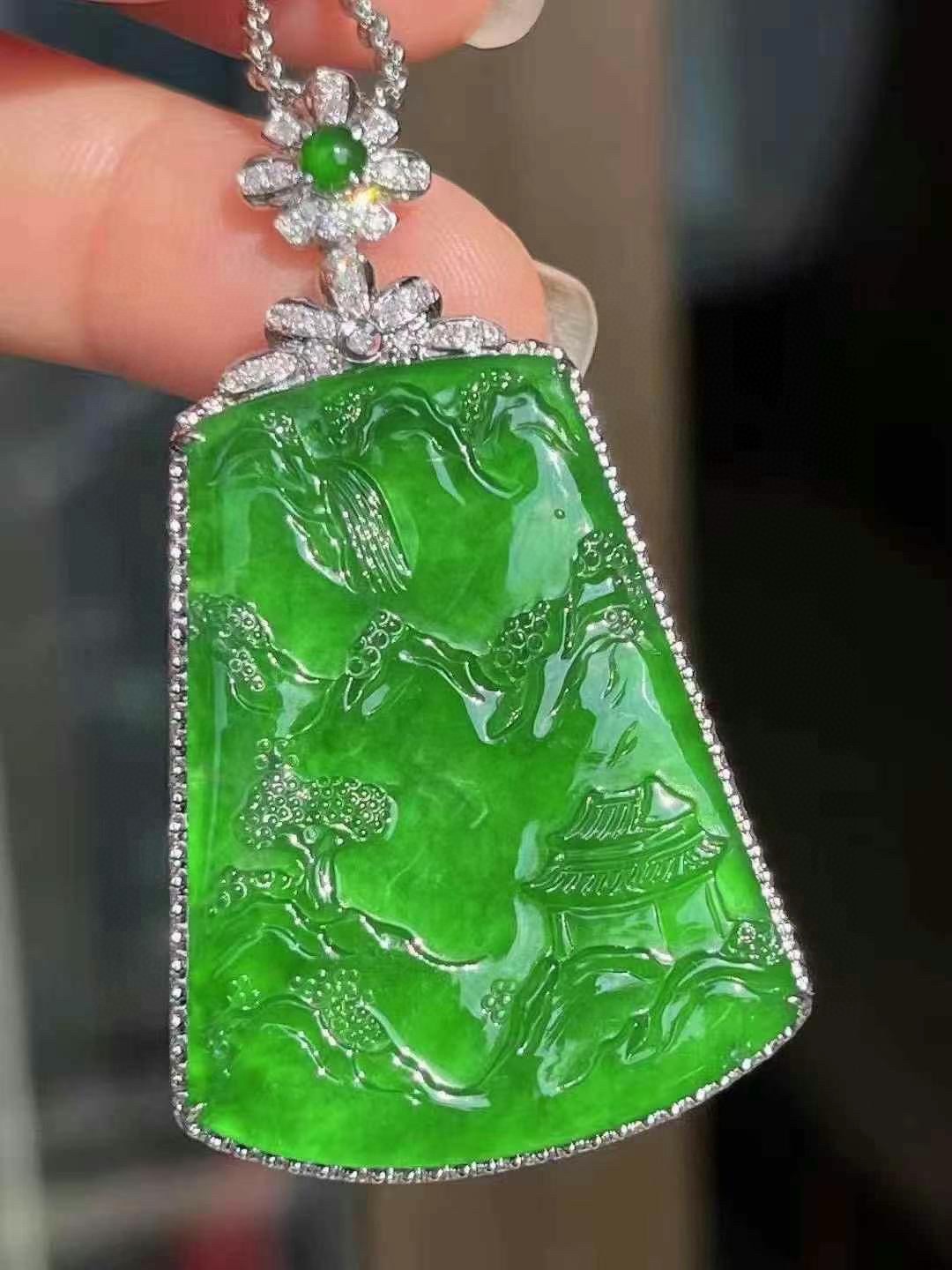 满色辣绿意境山水牌吊坠，大气尺寸细腻感十足，辣绿品质，种好起光，无裂