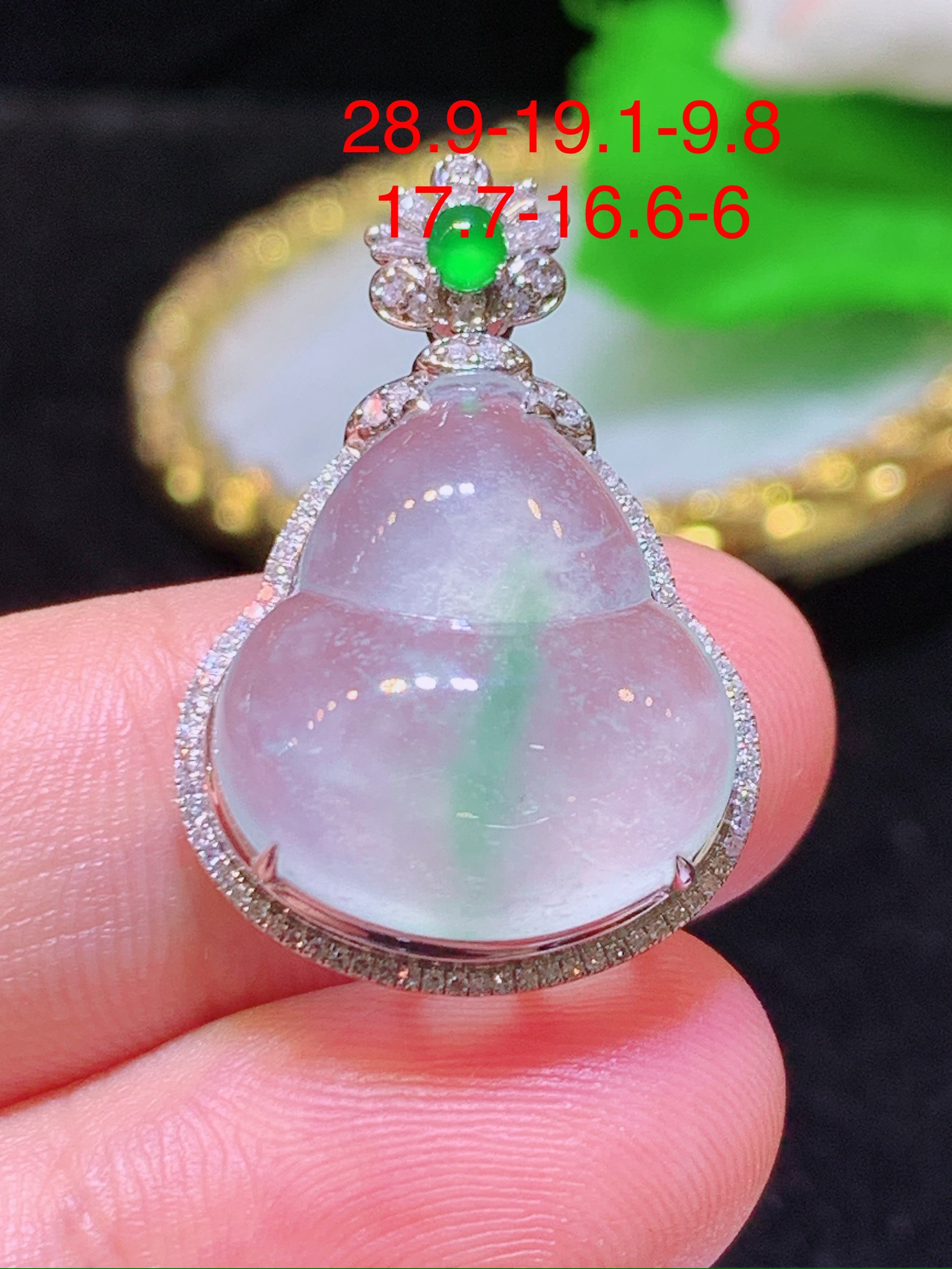 翡翠A货 飘绿葫芦吊坠，18k金镶嵌，冰润细腻，佩戴效果出众，28.9-19.1-9.8