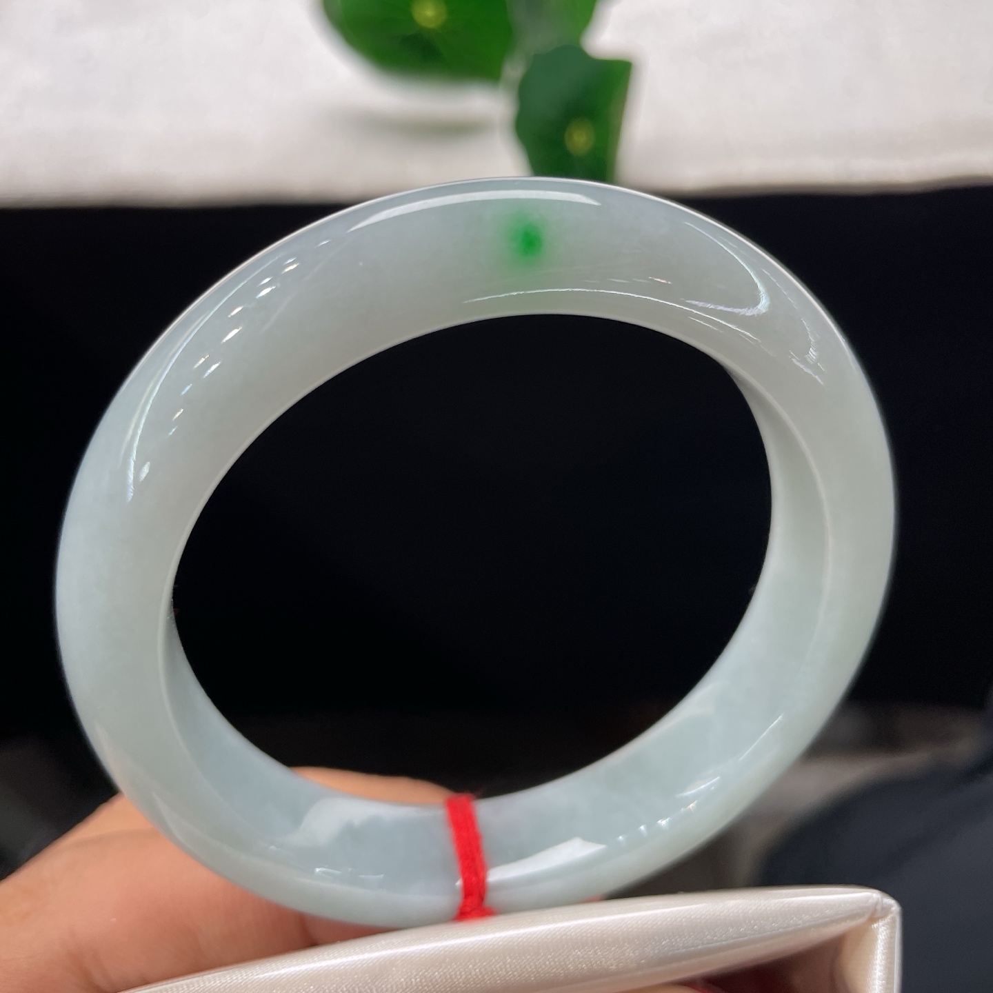 翡翠手镯 圈口55.9/12.5/8.8，白底青正圈，55/56/可戴，素玉凝光，肚里藏金，无裂