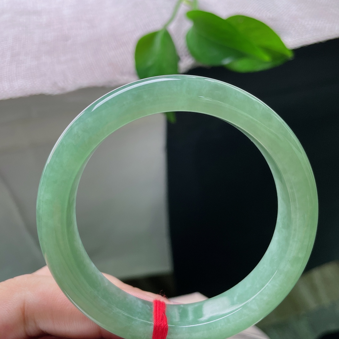 55.5/11.8/8.6，绿底正圈，无裂，鲜亮柔和的绿调衬肤显白，不管日常休闲穿搭还是国风衣裙，都适配度很高。ss58279a