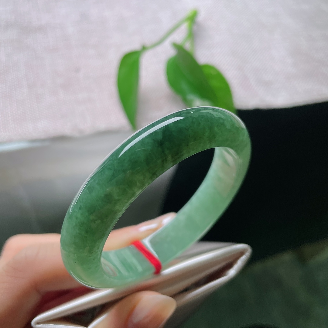 油青正圈，色线，这一汪凝于镯间的青碧色，是玉石写给人间的浪漫诗篇，不求万众瞩目，只求余生朝夕相伴，小手福音，ss58266a