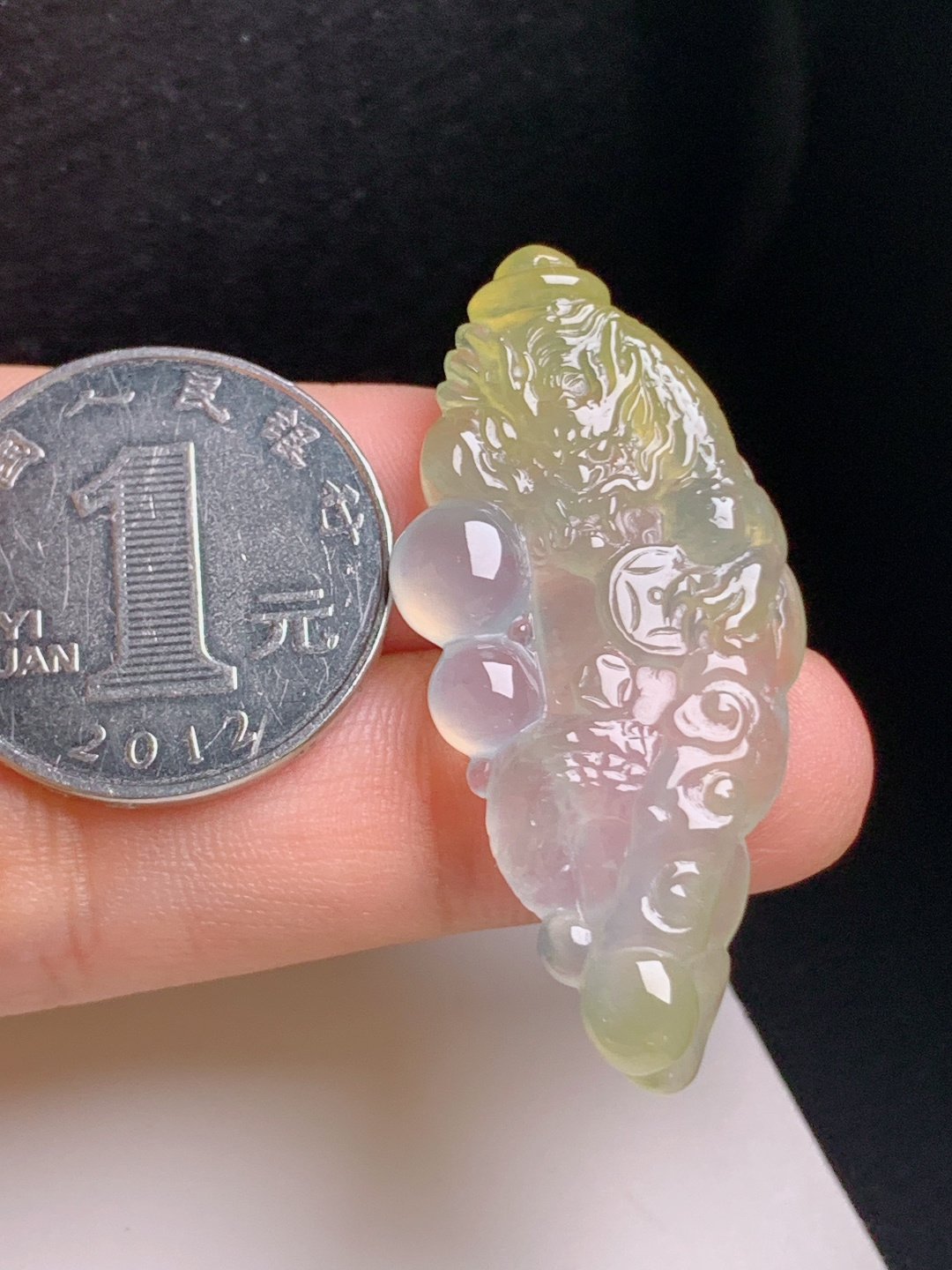 高冰黄翡龙牌，俏色双彩，雕工精细，招财纳福，胶感满满，080901