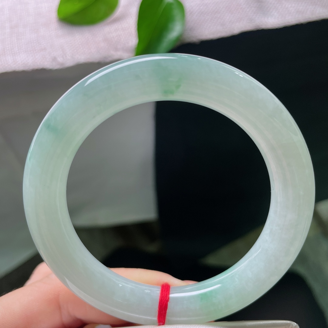 飘花圆条，一点皮纹，天然飘花是玉石写下的情话，每一缕花色都，也是世间无可复刻的风景。ss58036a