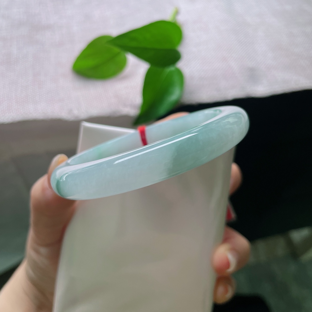 56/10.5/8.8，飘花正圈，皮纹，光线缓缓抚过镯面，深浅不一的飘花随之舒展，每一缕花色都是大自然落笔，ss57953a