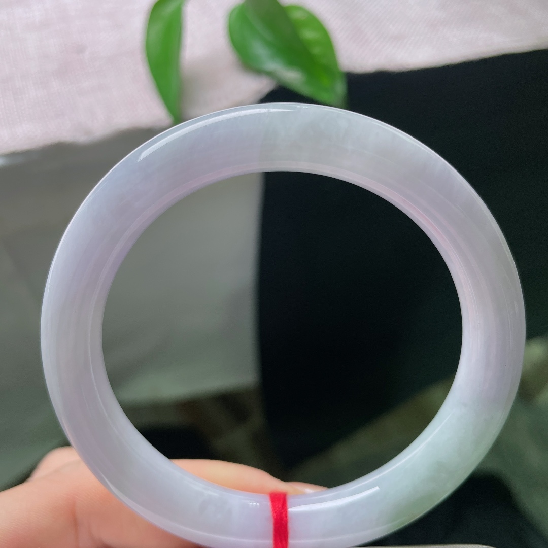 圆条，一点皮纹，淡紫春彩平安镯晕染温柔的浅紫底色，如烟似雾，一角晕开清新翠色，紫绿相融，春意缱绻。s