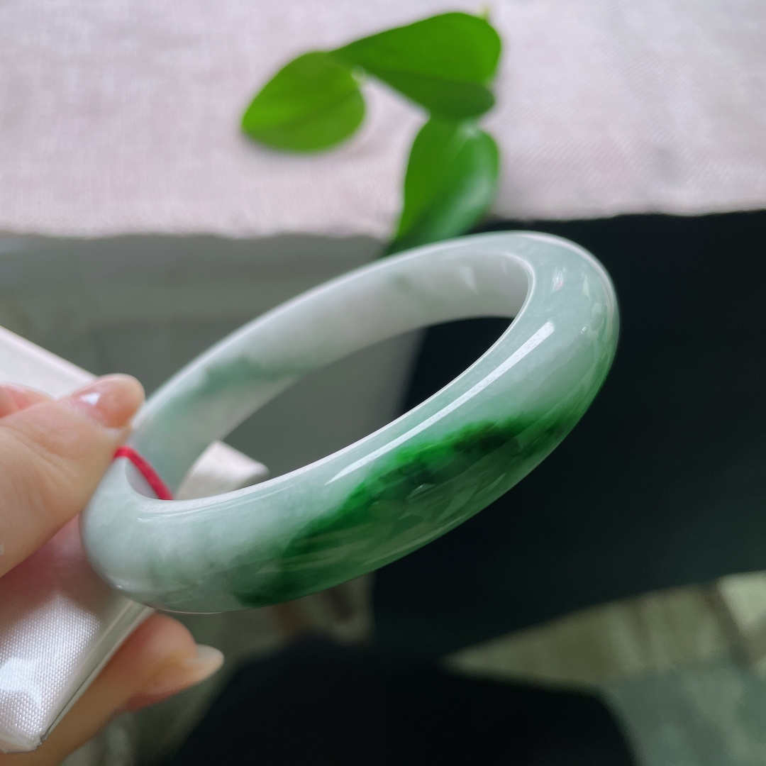 57/11.9/9.2，飘绿正圈，横纹，鲜亮的翠色集中于一隅，不漫天弥散，恰到好处成为整支镯子的点睛之笔，ss57985a