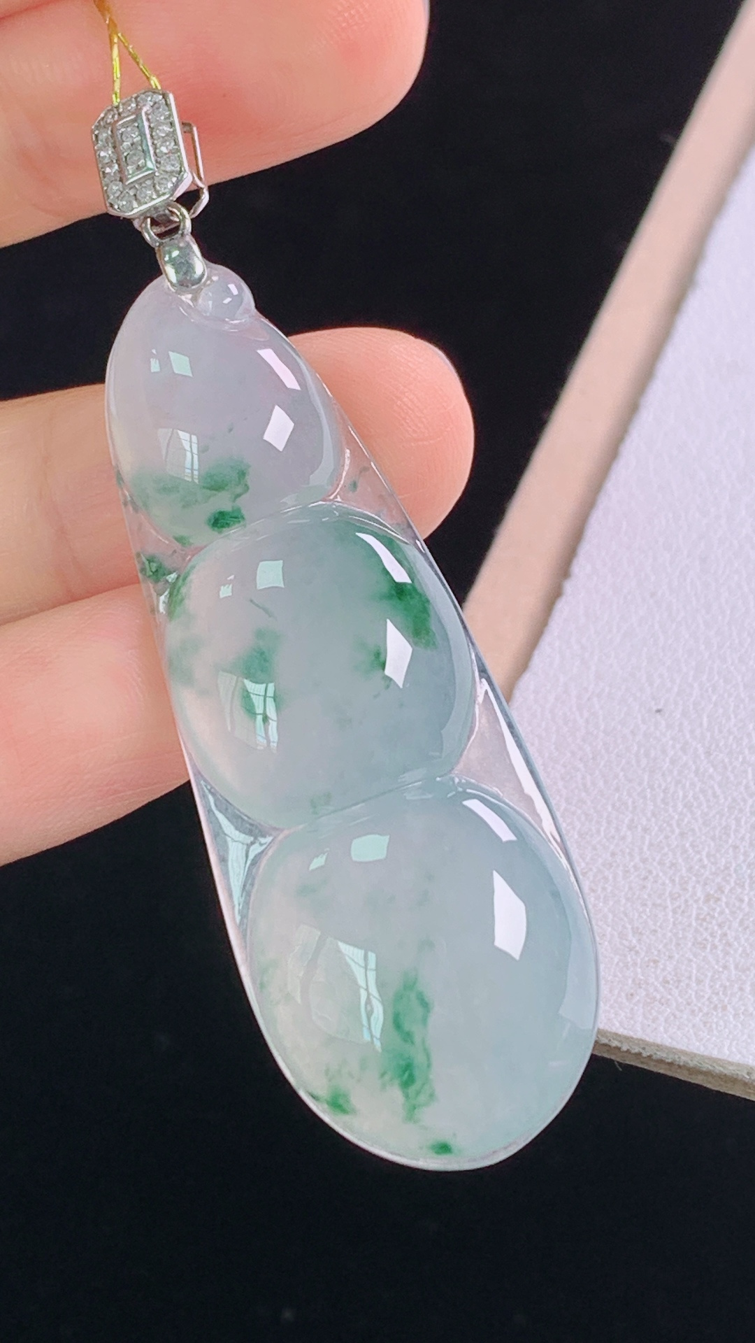 ️冰飘花四季豆吊坠，18K真金真钻，花色灵动，水润细腻，无裂，尺寸:58.1-49.9-18.0-6.2mm