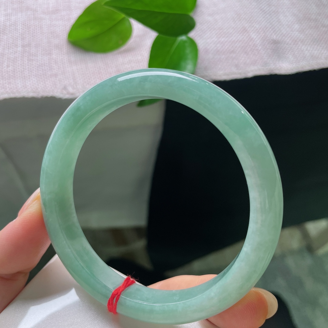 绿底正圈，晶体，大圈口，青调柔和衬肤色，不挑穿搭，日常通勤、新中式穿搭都能适配。ss57940a