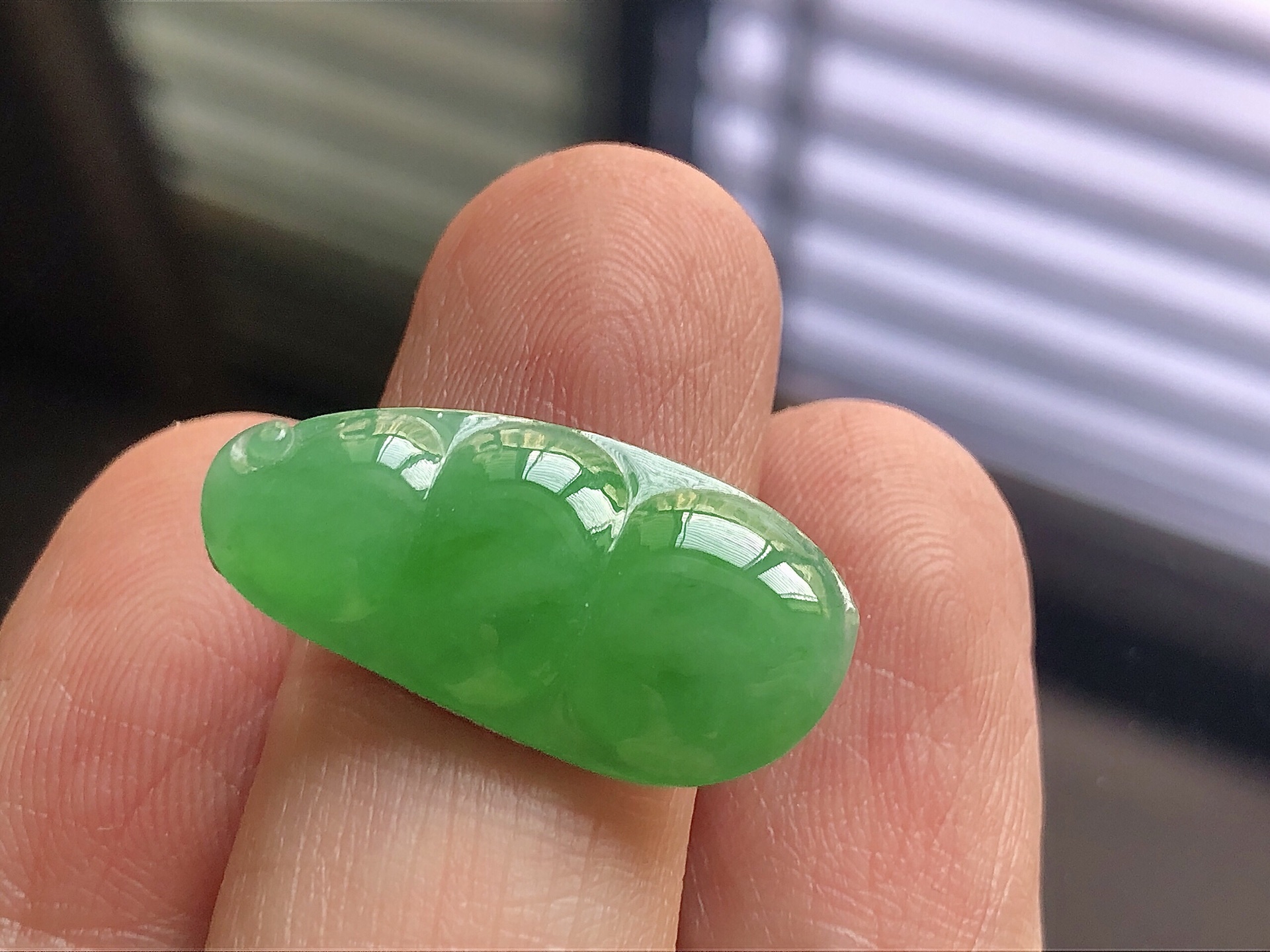 冰种阳绿福瓜，色泽艳阳，通透水润，玉质细腻，夺目迷人，镶嵌效果，品相，无裂，尺寸24.2*12*3.7