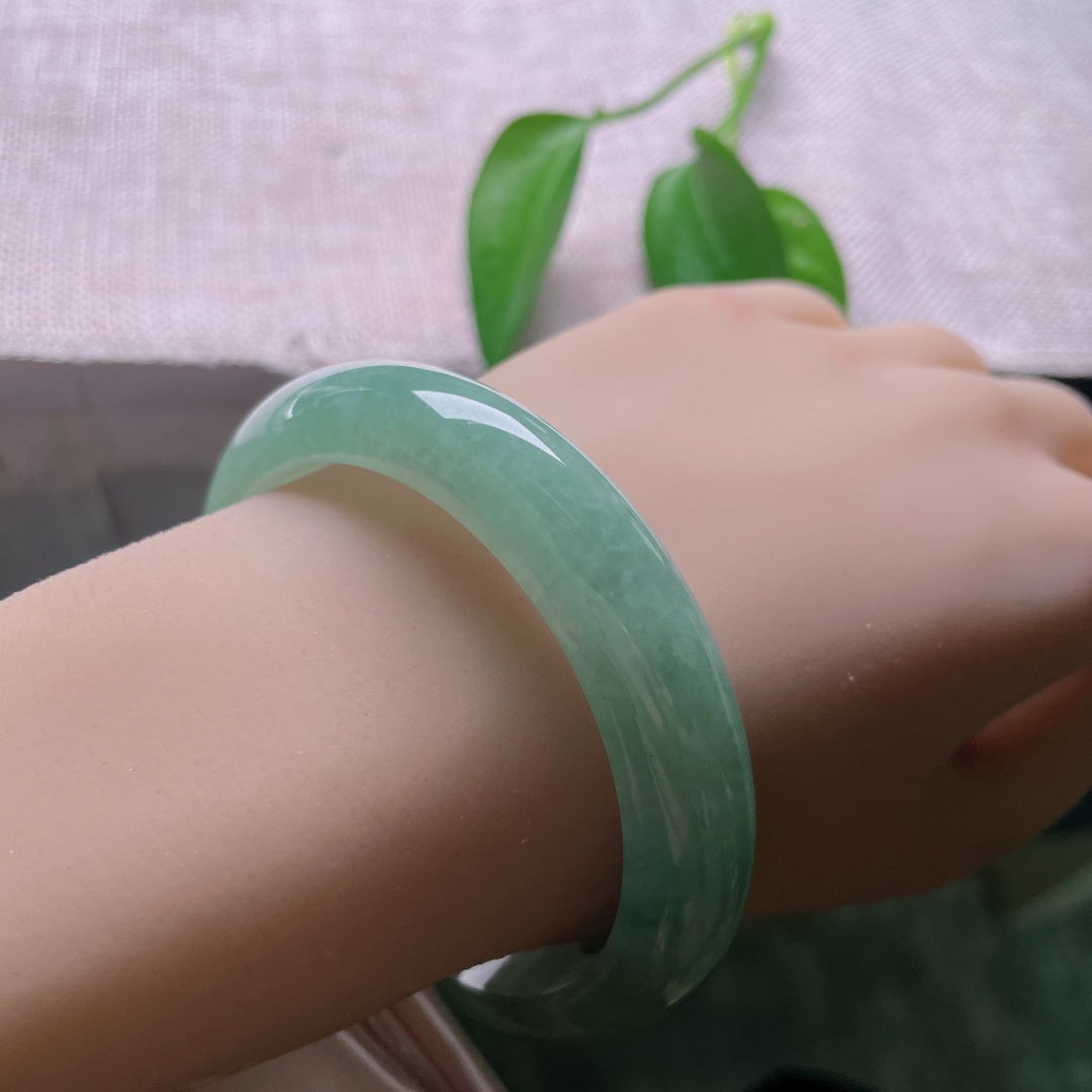 绿底正圈，晶体，满圈晕染清润的湖水碧色，色调柔和匀净，似一汪静卧的幽湖，清逸温婉。ss58253a