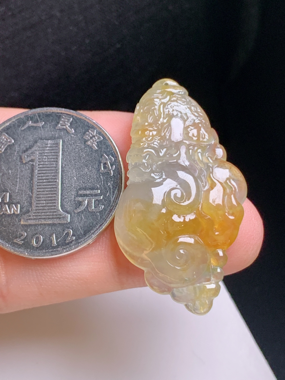 黄翡如意龙牌，糖色浓郁，立体精工，冰感十足，祥瑞护身，裸石38.5-19.3-8，080901