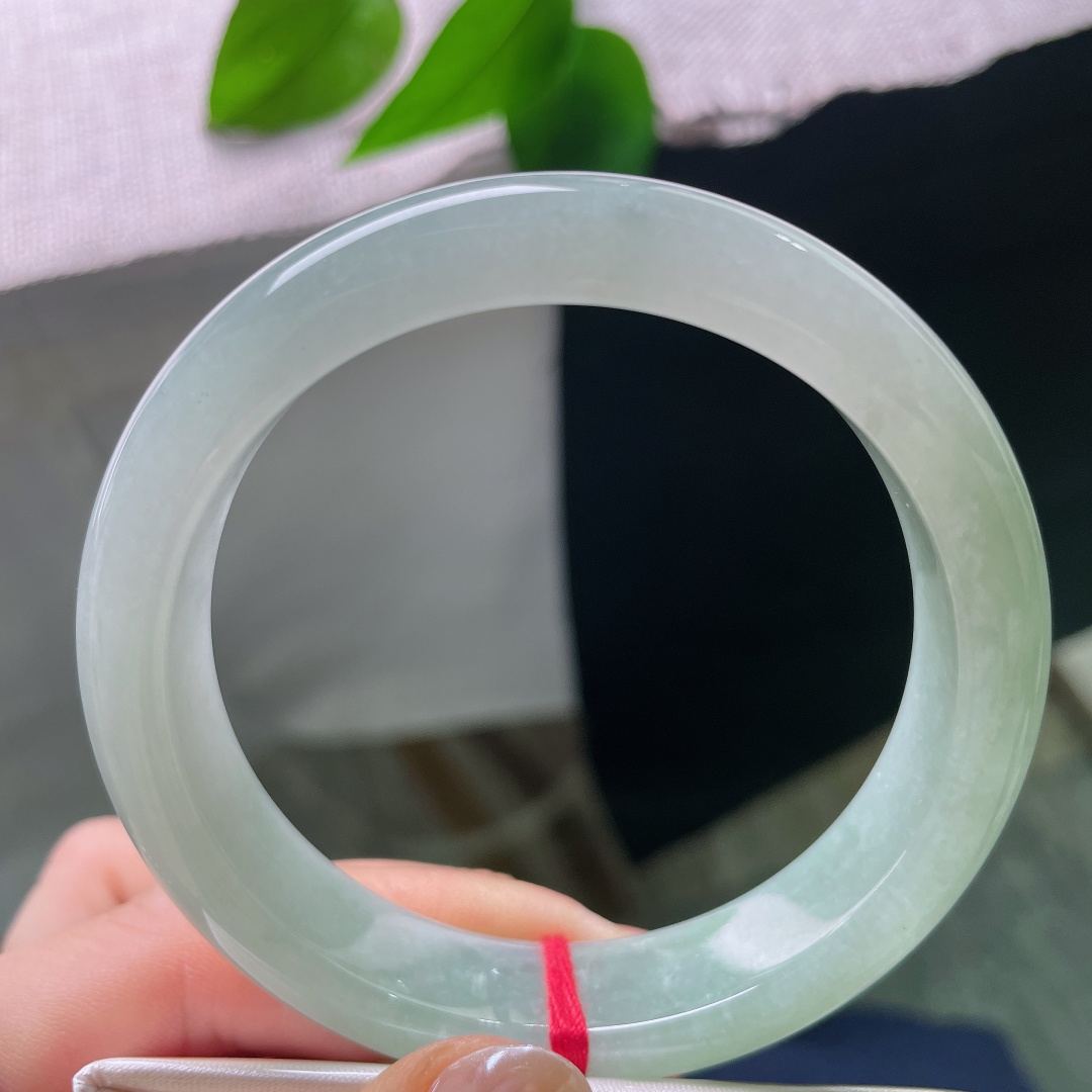 57/13/8.2，绿底正圈，无裂，颜色温柔衬肤，上手干净显气色，清爽耐看，久看也不会审美疲劳。ss57828a
