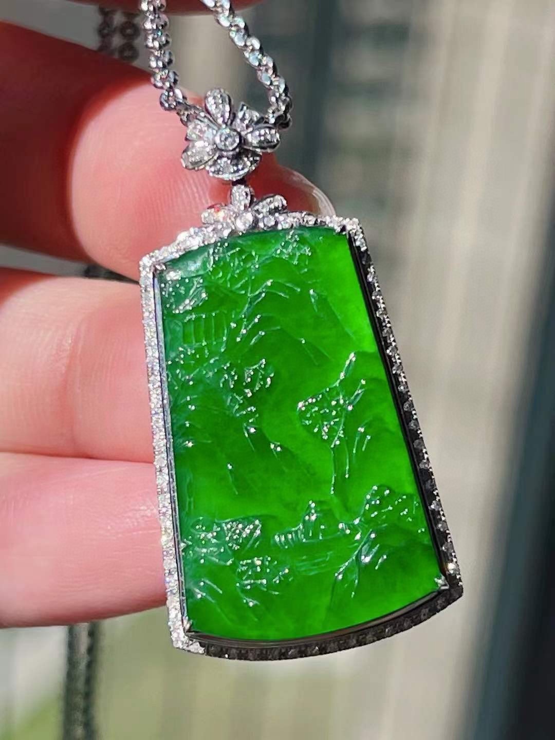满色辣阳绿山水牌吊坠，精工雕刻，细腻水润，品质杠杠滴，无裂