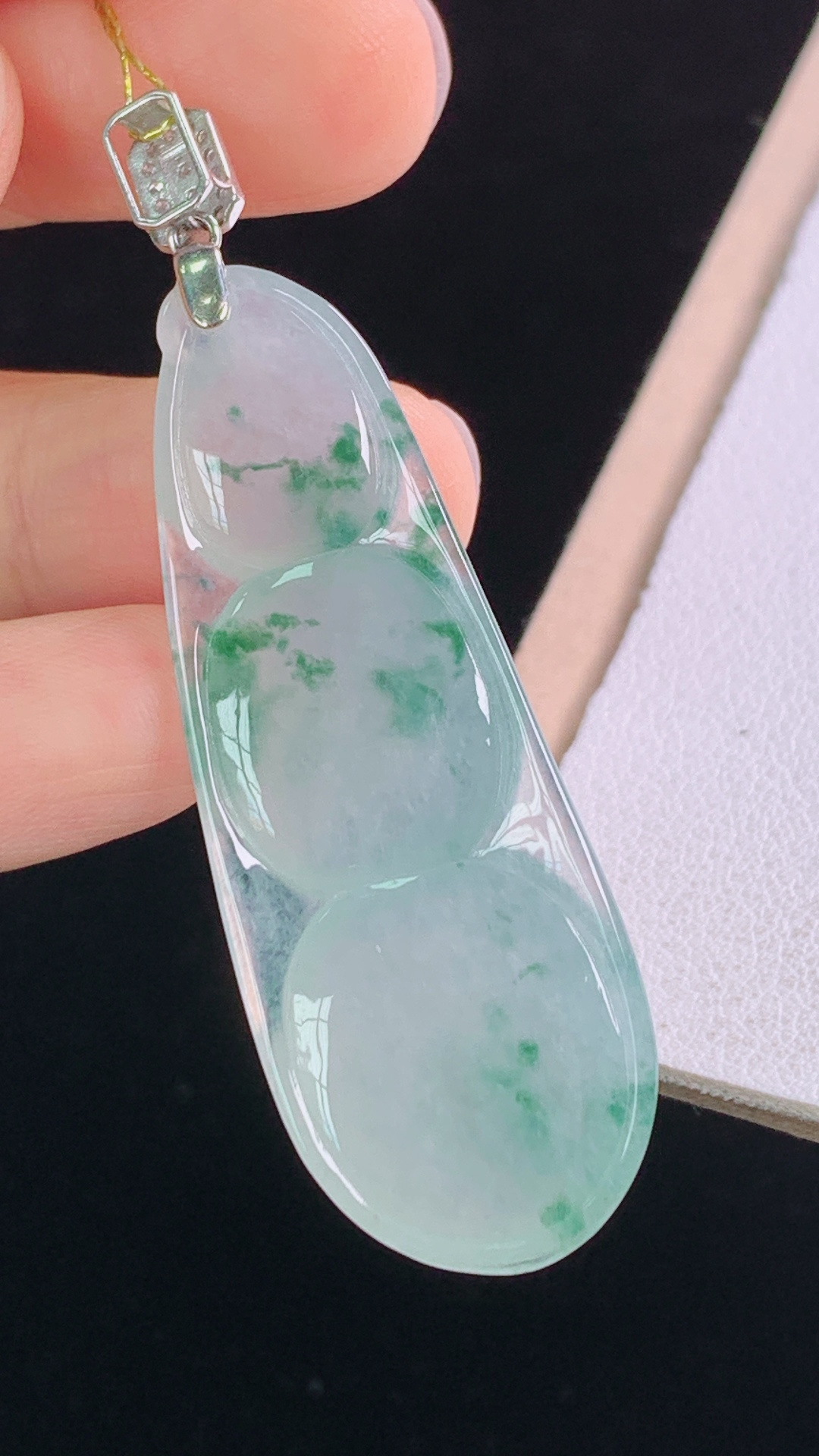 ️冰飘花四季豆吊坠，18K真金真钻，花色灵动，水润细腻，无裂，尺寸:58.1-49.9-18.0-6.2mm