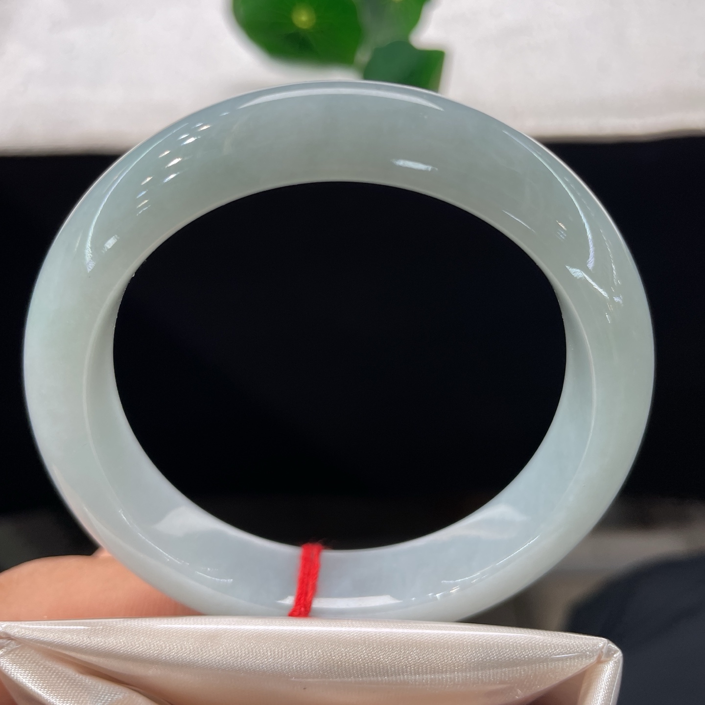 翡翠手镯 圈口55.9/12.5/8.8，白底青正圈，55/56/可戴，素玉凝光，肚里藏金，无裂