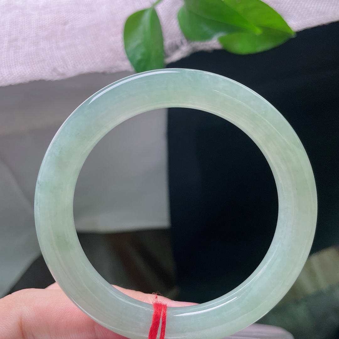 绿底圆条，无裂，玉质细腻温润，种质扎实，镯面光泽莹润柔和，上手触感顺滑，玉感十足。ss58004a