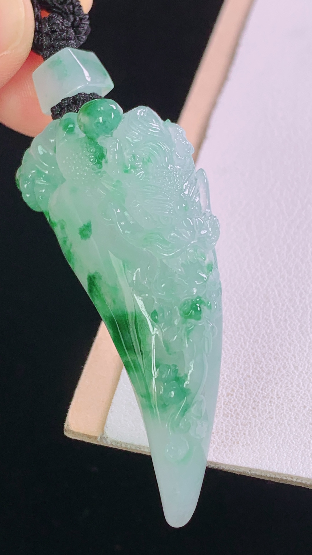 冰飘绿龙牙，翠色灵动，雕工精湛，霸气，无裂，尺寸:54.0-25.1-12.5mm