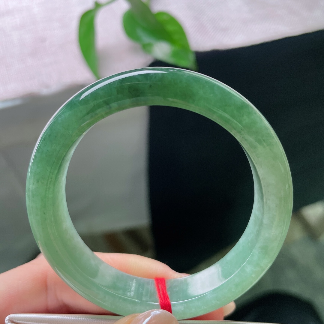油青正圈，色线，这一汪凝于镯间的青碧色，是玉石写给人间的浪漫诗篇，不求万众瞩目，只求余生朝夕相伴，小