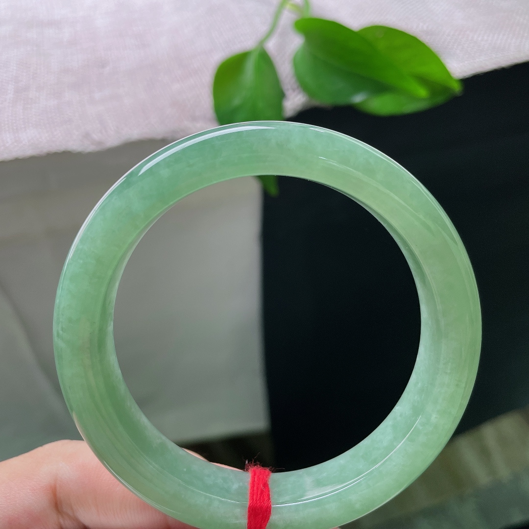 55.5/11.8/8.6，绿底正圈，无裂，鲜亮柔和的绿调衬肤显白，不管日常休闲穿搭还是国风衣裙，都