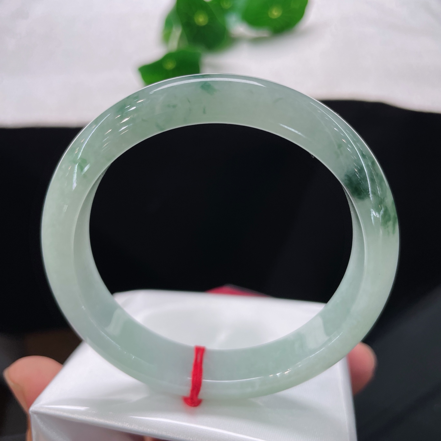 翡翠手镯 圈口57.6/12.6/7.8，冰飘花蓝绿花正圈，57/58可戴，玉润无声，翠影随行。无裂