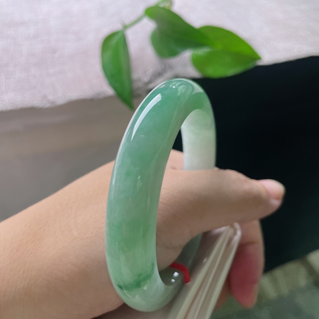 55.8/12.5/9.3，飘绿正圈，无裂，绿调温润衬肤显气质，无论是正式场合佩戴，还是日常穿搭，都能够hold得住各种场景。ss57967a
