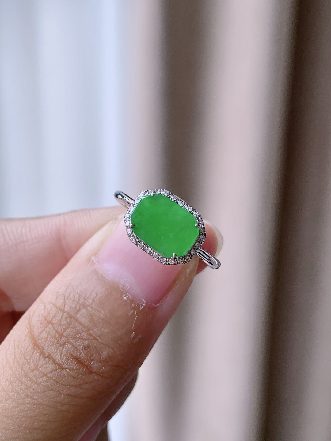 冰阳绿马鞍戒指,18k金镶嵌,性比高,无裂,满色,满绿,整体11-8.6-5.8,裸石9-6.5-2