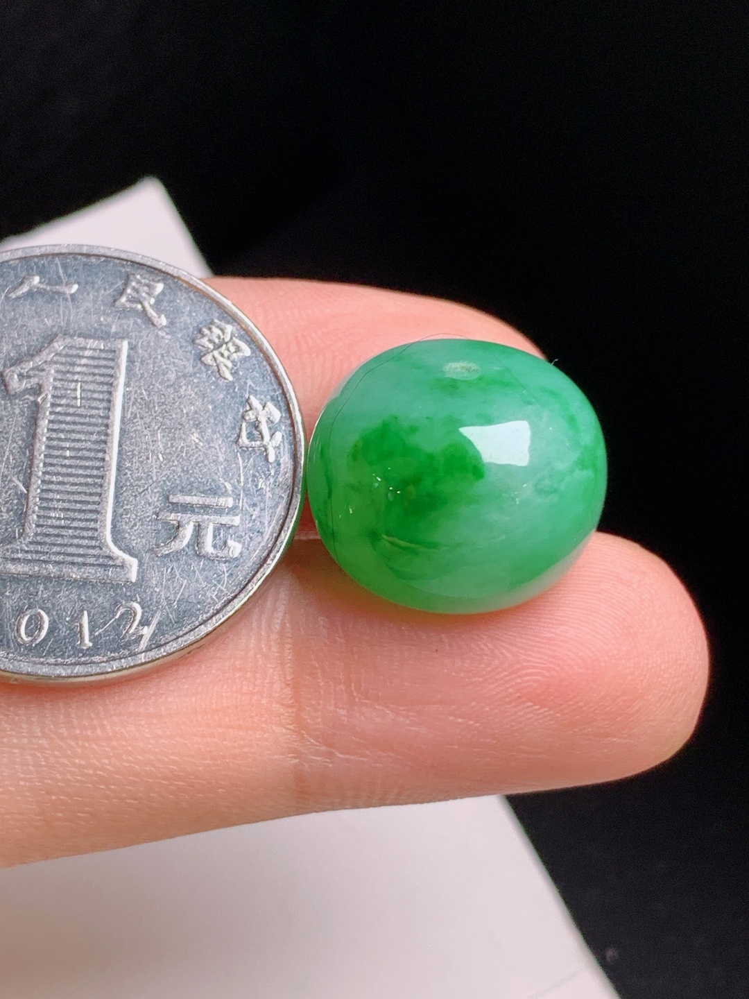 冰飘绿路路通，色泽明艳，玉质温润，圆润饱满