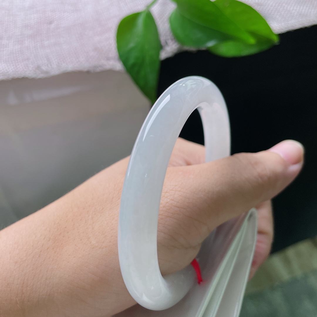 55.3/9.5，白月光圆条，无裂，玉质细腻莹润，水头通透柔和，镯面泛着淡淡的柔光，没有浓烈色彩，胜在干净素雅。ss58228a