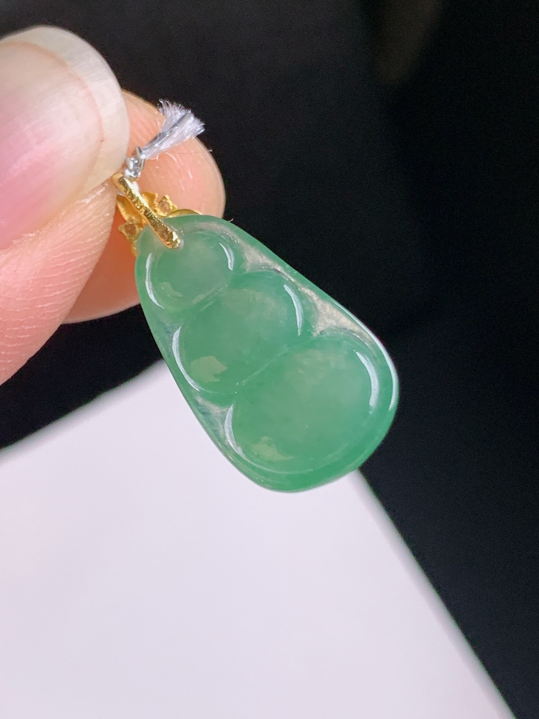 湖水绿福豆吊坠，水色清润，饱满圆润，连中三元