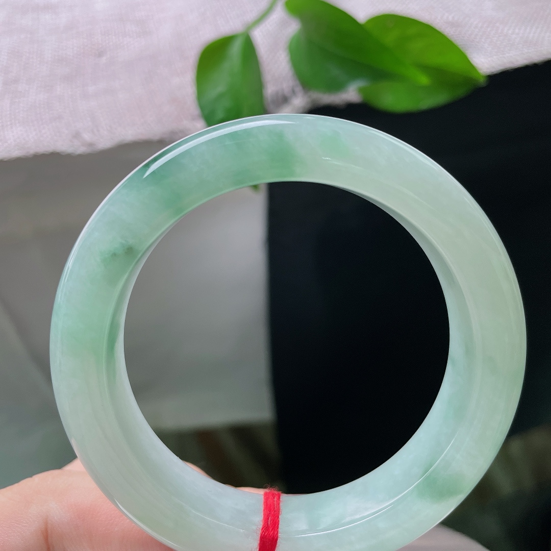 飘花正圈，晶体纹，清润冰底之上晕染缕缕灵动飘绿，花色随性舒展，如同青山映于碧水，写意感十足。ss58034a