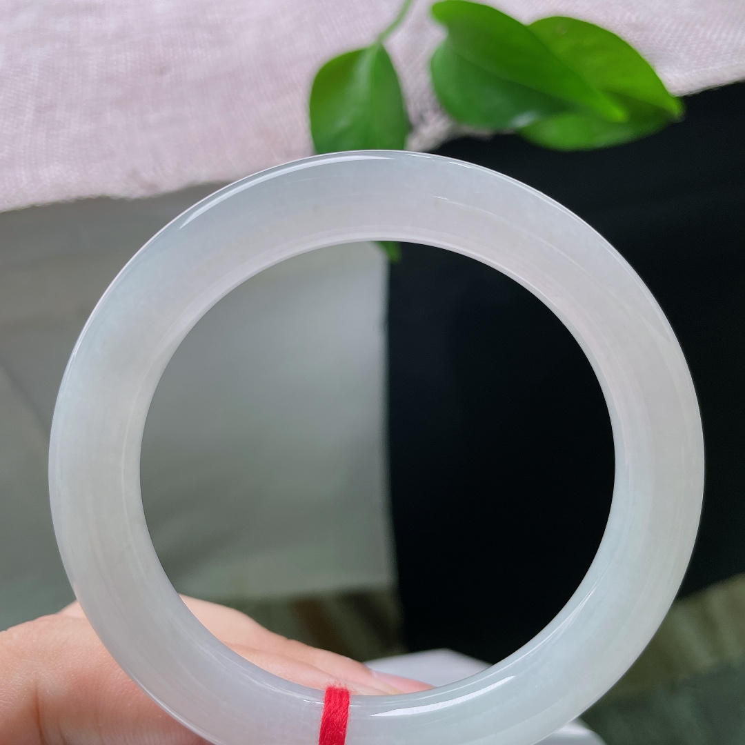 55.3/9.5，白月光圆条，无裂，玉质细腻莹润，水头通透柔和，镯面泛着淡淡的柔光，没有浓烈色彩，胜在干净素雅。ss58228a
