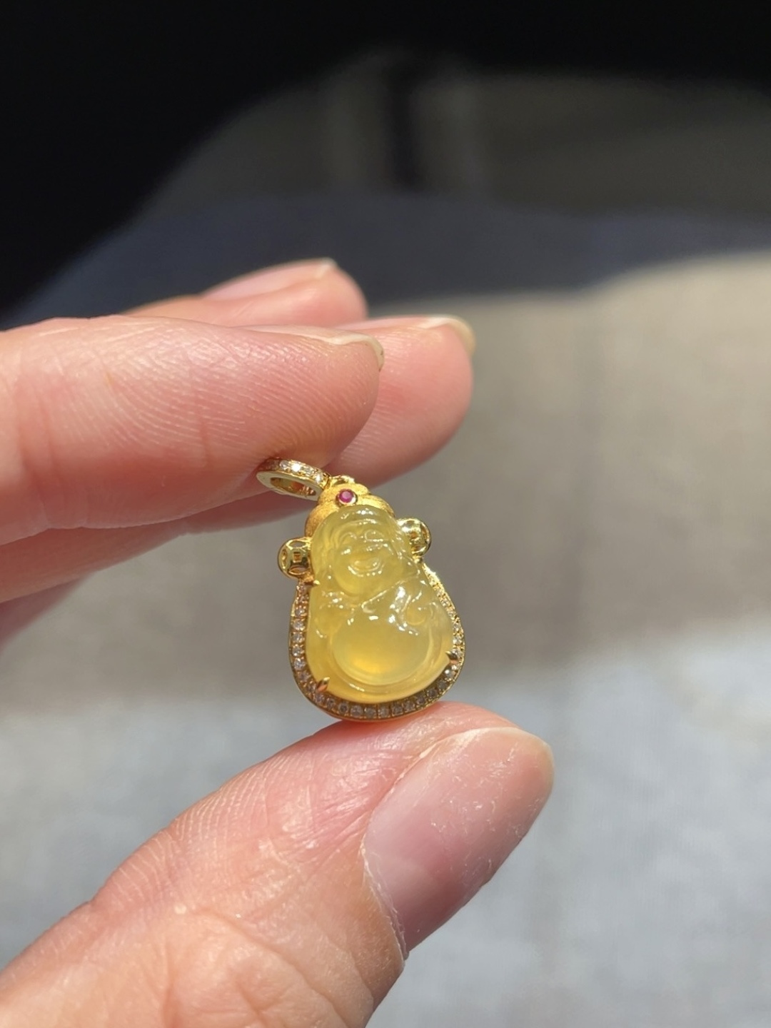 冰黄财神吊坠，颜色甜甜，形体很好的一枚，佩戴很美~18k真金真钻