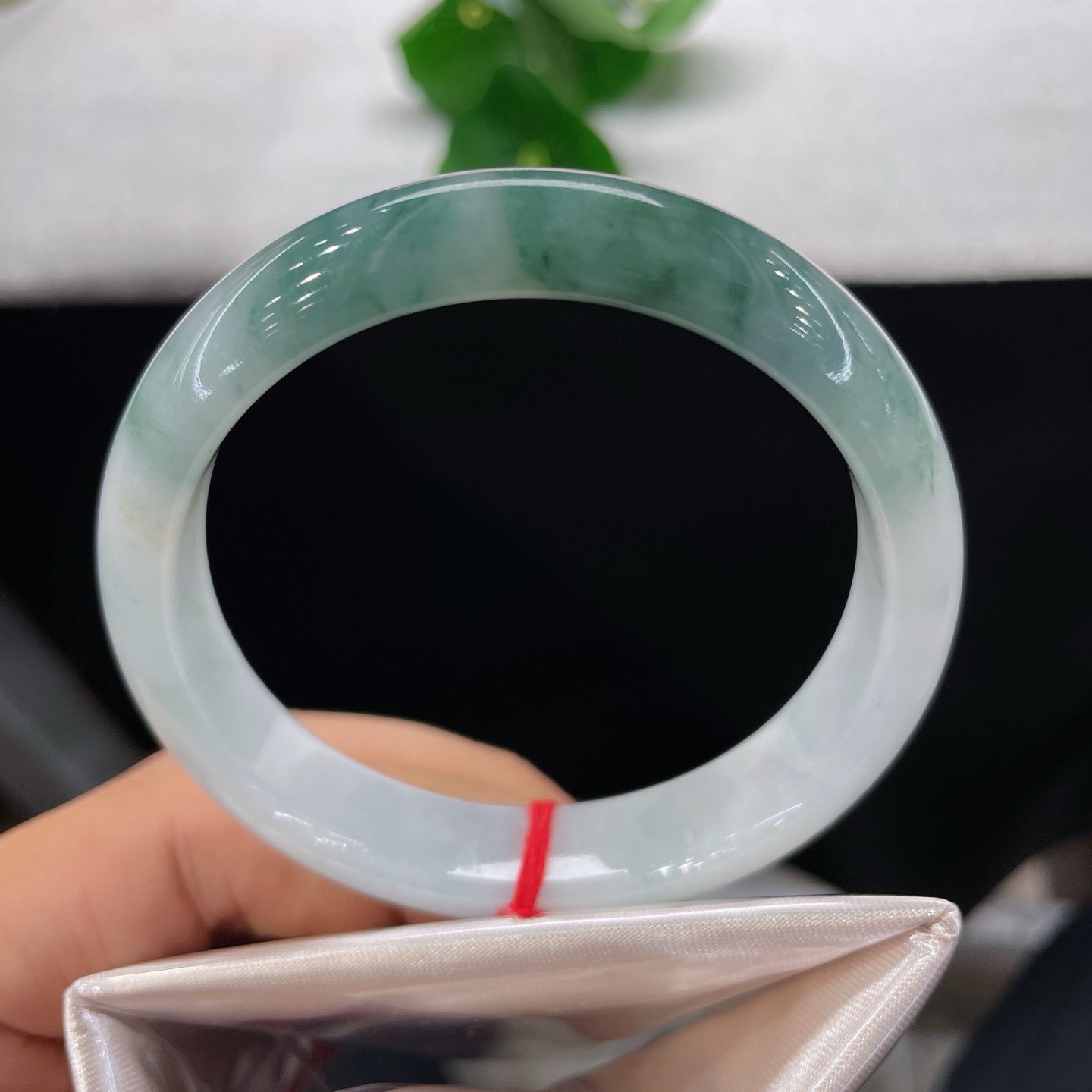 翡翠手镯 圈口54.8/12/7.1，飘花正圈，54/55可戴，墨翠如青霭浮川，莹白似霜华铺玉，飘花
