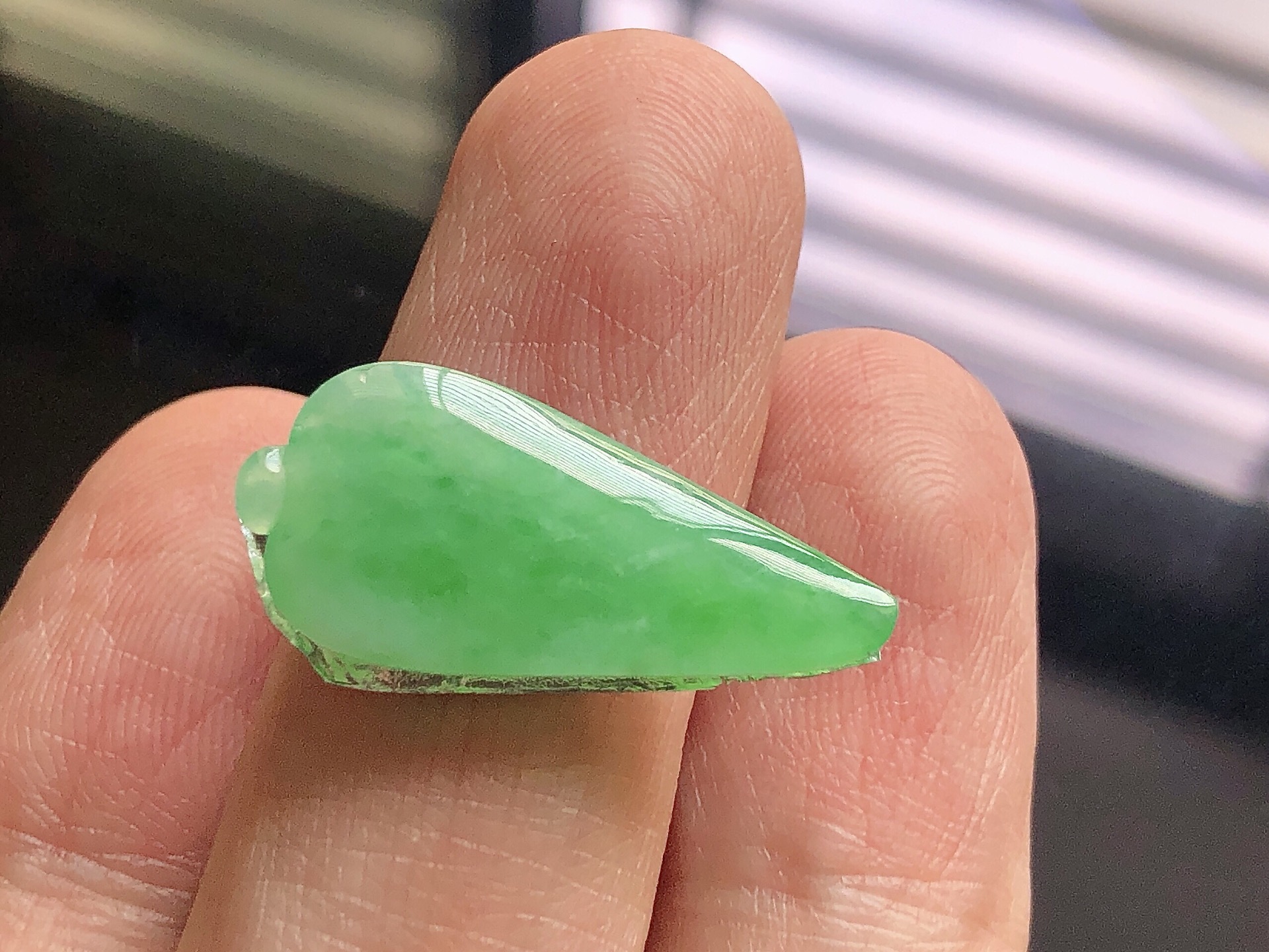冰种阳绿福瓜，色泽艳阳，通透水润，玉质细腻，夺目迷人，镶嵌效果，品相，无裂，尺寸25.5*12*4
