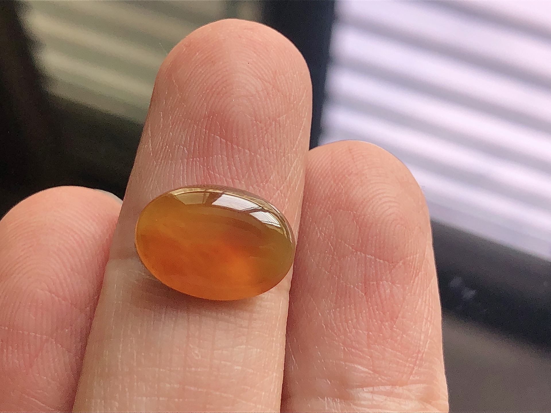 红翡蛋面，色泽极美，通透水润，玉质细腻，夺目迷人，镶嵌效果，品相，无裂，尺寸13.3*9.7*3.8