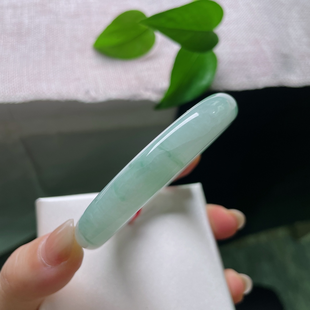 飘花圆条，横纹，清润玉色静静流淌，错落的飘花是大自然千万年的雕琢，造就这一只无可复制的天然翡翠手镯。ss58041a