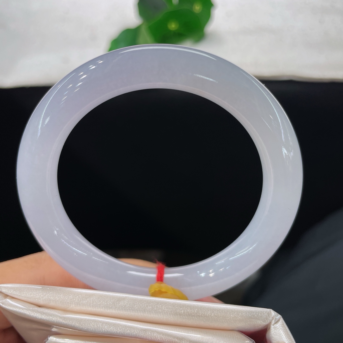 翡翠手镯，圈口54.5/9.8，圆条，正圈56/57可戴，仿若素云凝霜，质地清润澄澈。玉质细腻。无裂。