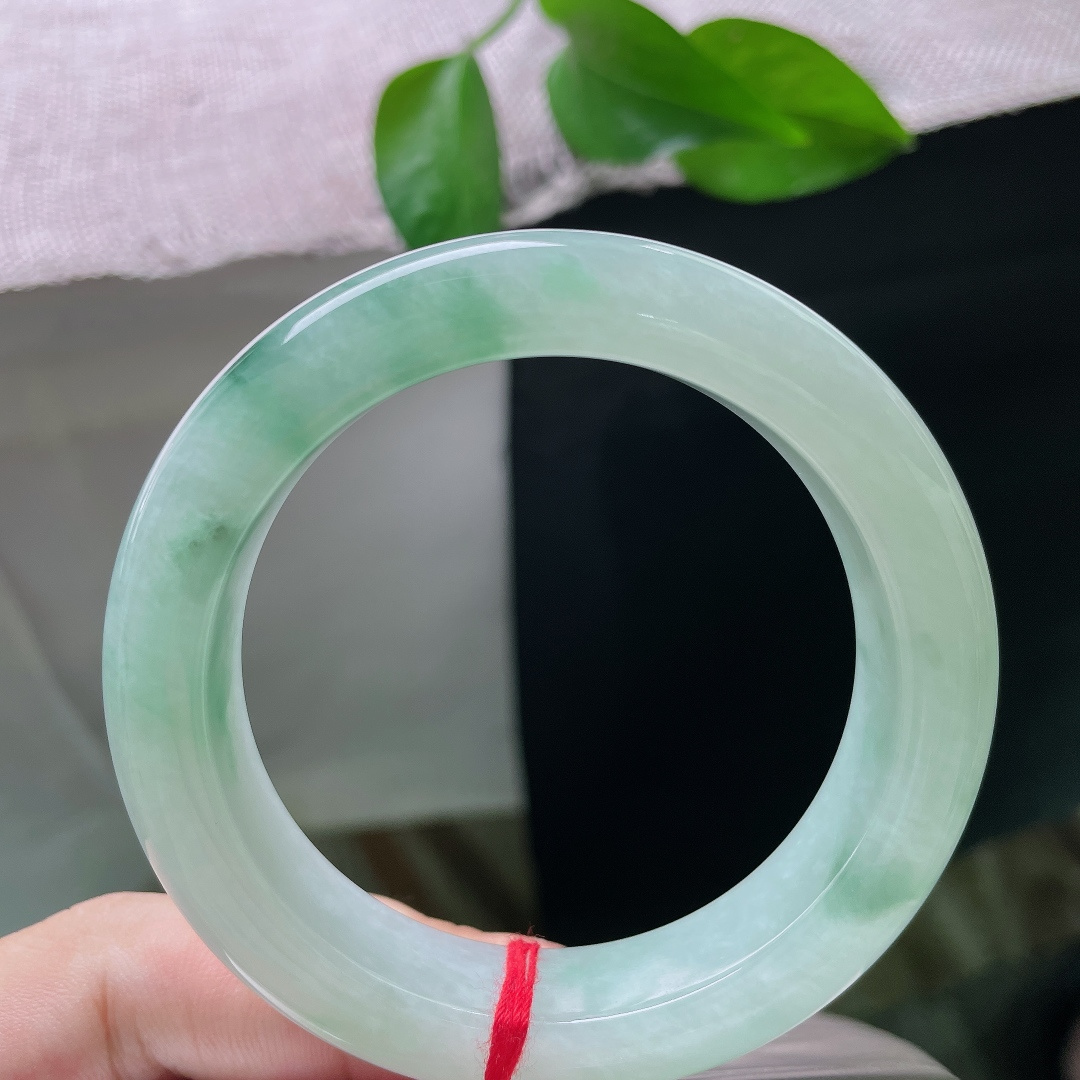 飘花正圈，晶体纹，清润冰底之上晕染缕缕灵动飘绿，花色随性舒展，如同青山映于碧水，写意感十足。ss58034a